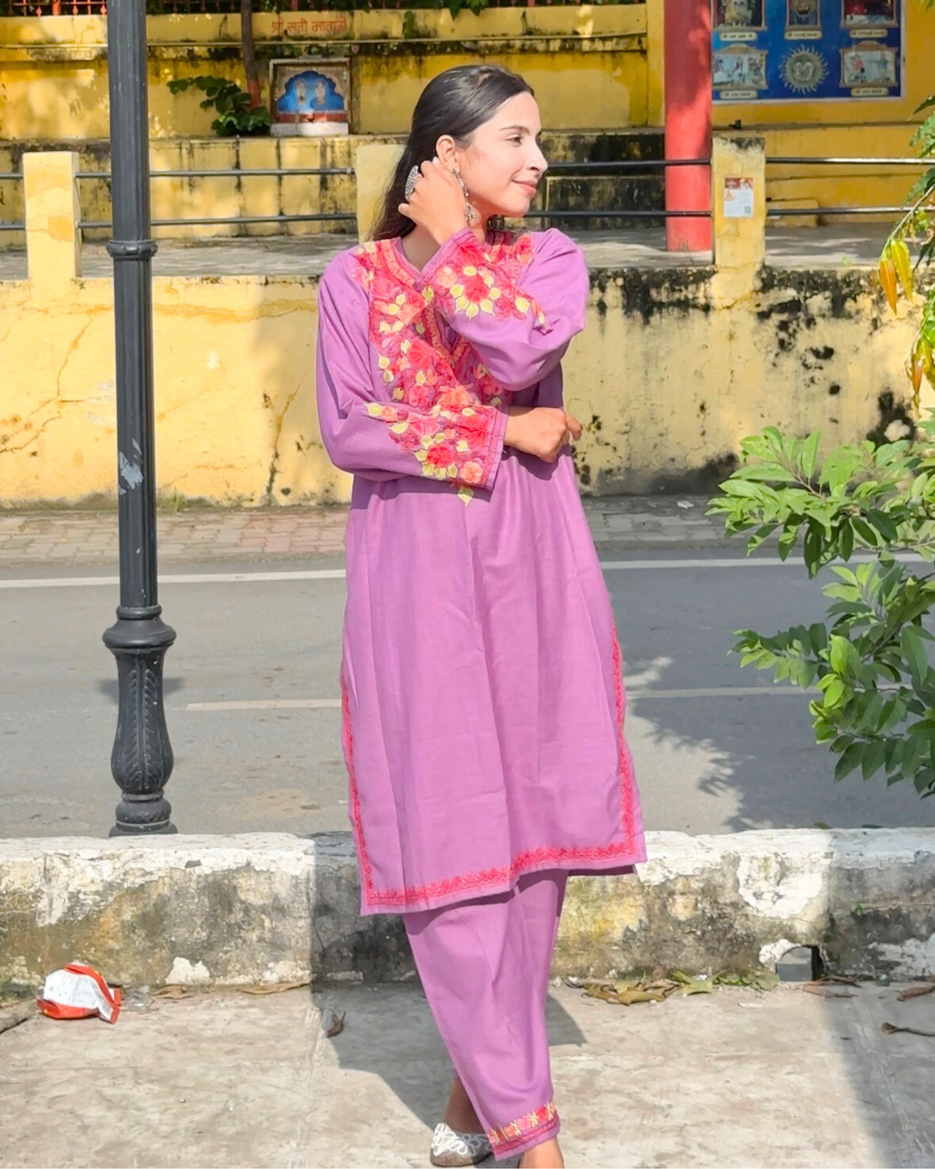 Anvi Co-Ord Set side profile – showcasing straight-cut design and matching lavender pants.