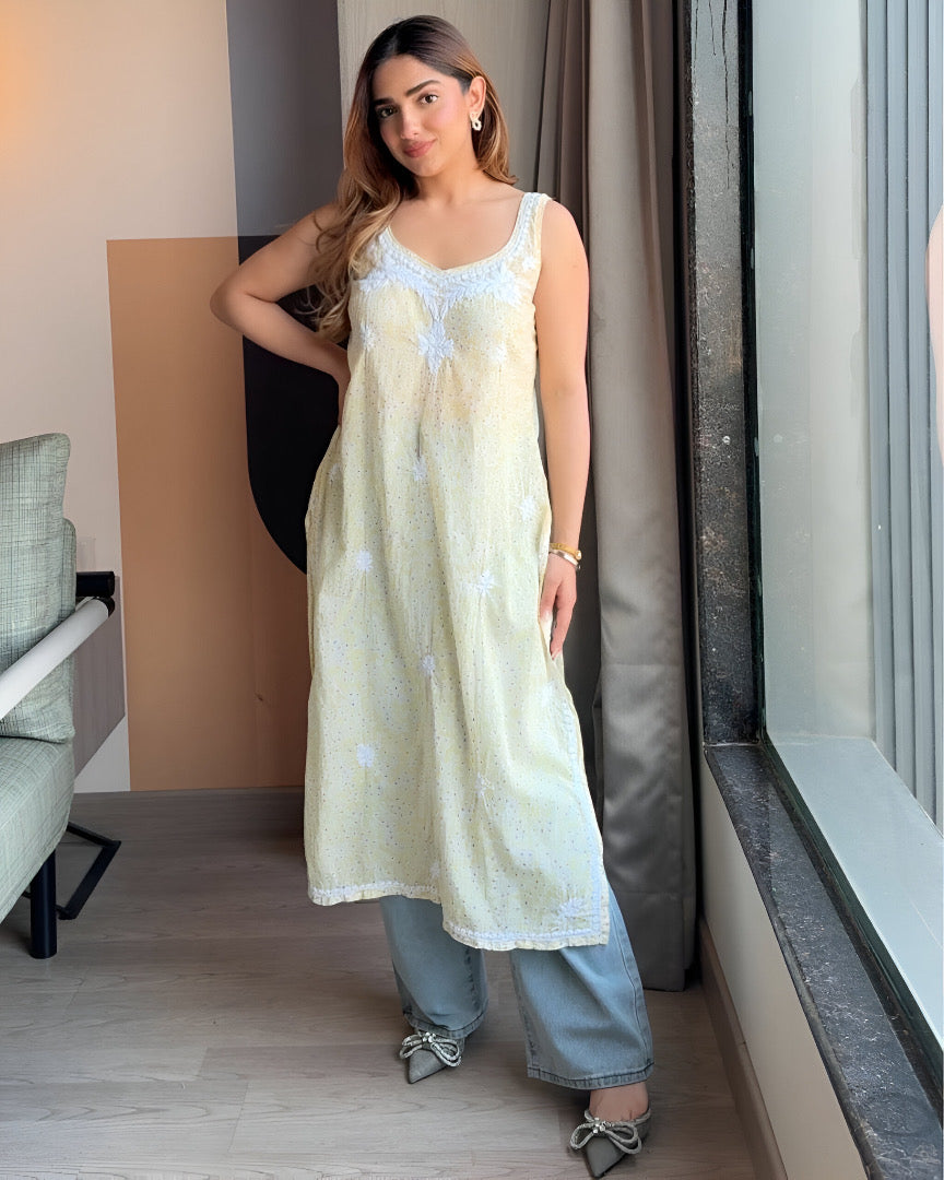 Ishani Chikankari kurta side view – mul mul fabric with delicate embroidery