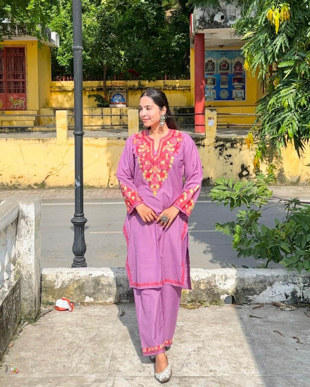 Anvi Co-Ord Set side profile – showcasing straight-cut design and matching lavender pants.