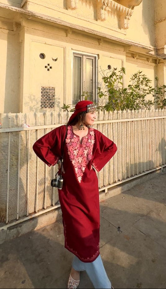 Side view of Ishreen Pheran showing full sleeves and pockets of Kashmiri pheran kurta for women.