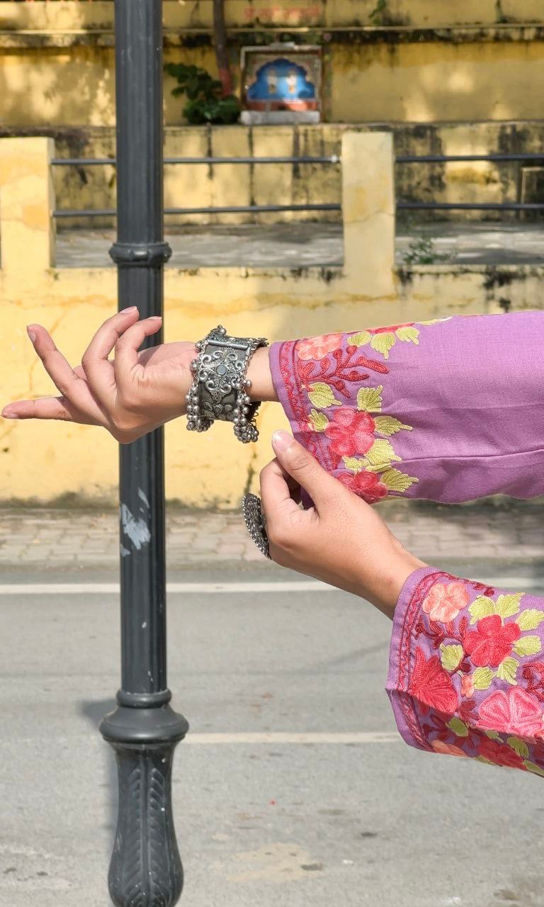 Anvi Co-Ord Set side profile – showcasing straight-cut design and matching lavender pants.