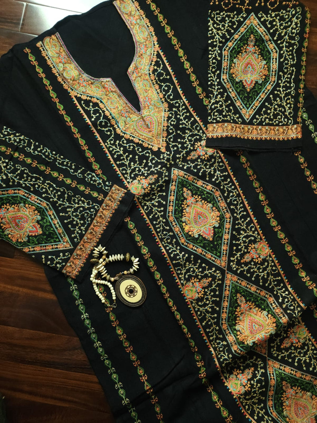 "GULBAGH" Sozni Kashmiri Pheran