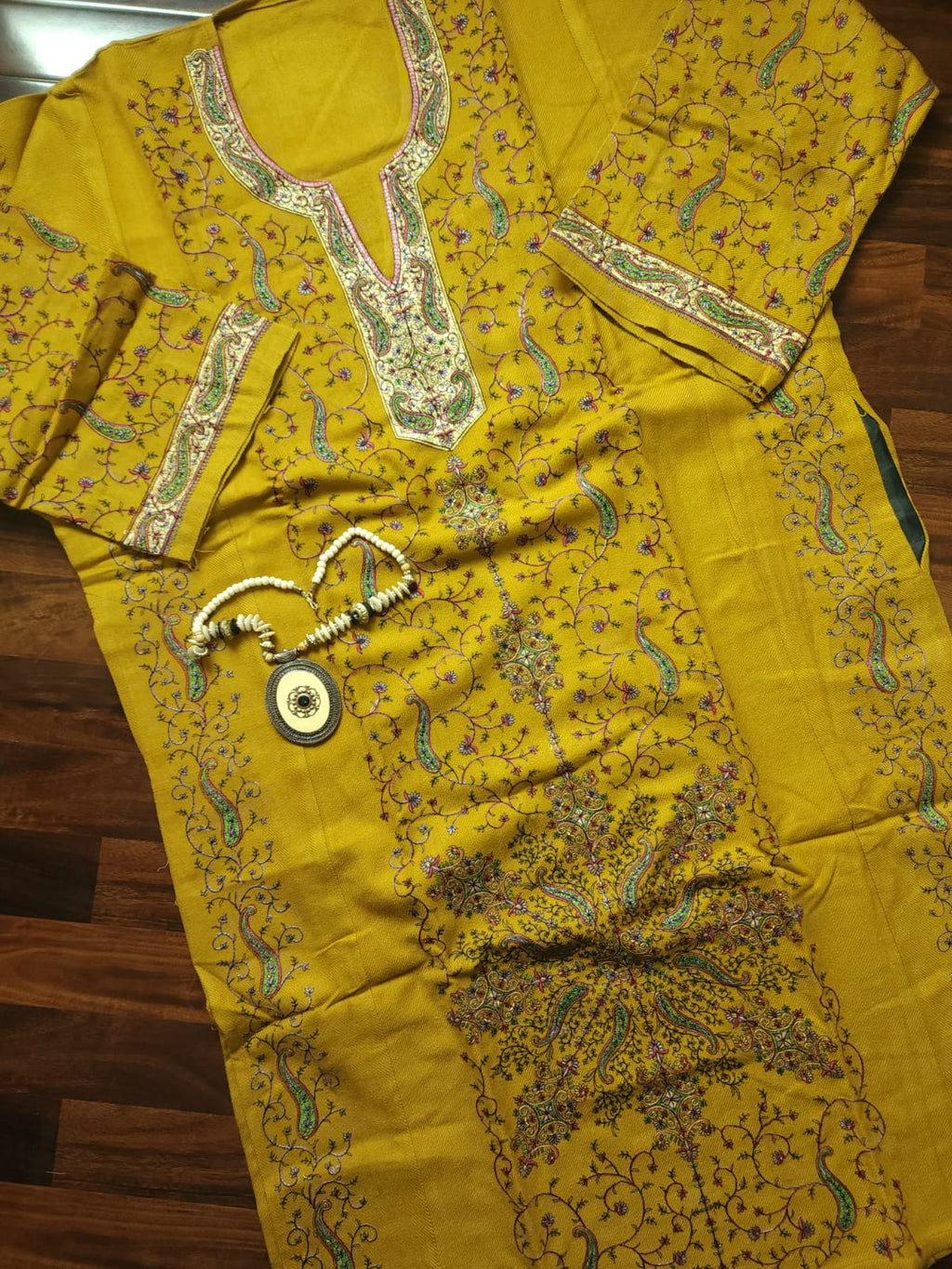 "HOORNI" Sozni Kashmiri Pheran